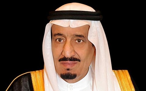 إنفاذاً لتوجيهات الملك.. تمديد فترة استخدام تأشيرات "الخروج والعودة" للوافدين داخل المملكة دون مقابل