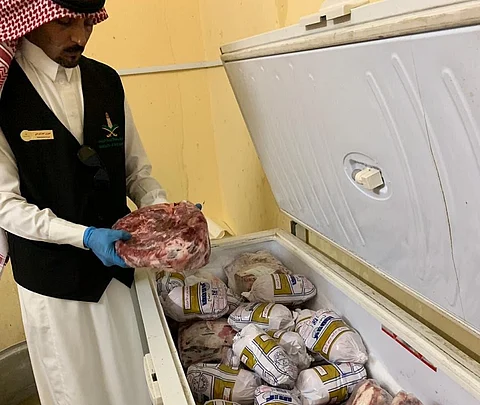 "بلدية دومة الجندل" تدهم سكنًا للعمالة تم تحويله لمستودع للمواد الغذائية