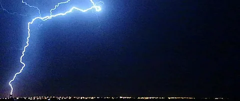شاهد .. اللحظات الأولى لضرب صاعقة لبيت شعبي في ساجر.. ولا إصابات