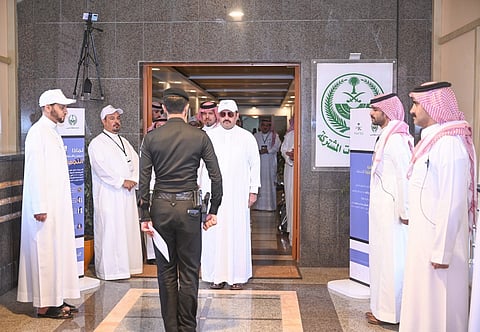 أمير عسير يُكرّم رجل أمن تقديراً لتميزه في أداء مهامه الميدانية