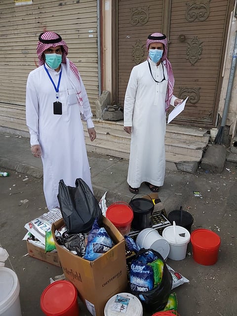 شاهد .. "يمنيون" يحولون شقة سكنية لنقطة بيع للتبغ ومشتقاته بـ"قيم" الطائف