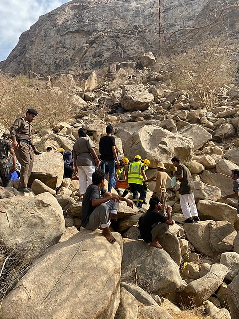 بالحبال والنقالة.. "مدني الباحة" ينقذ خمسينياً سقط بمنحدر في جبل بـ"جرين"