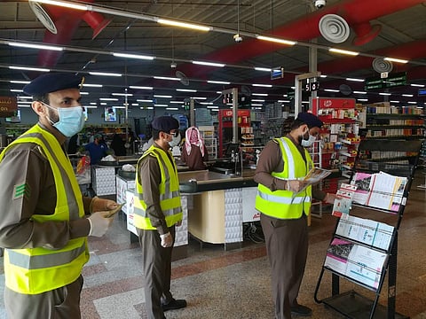 "مدني الجموم" يوزع المطبوعات التوعوية عن السلامة المنزلية ومخاطر الكهرباء