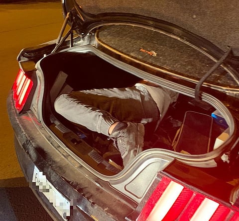 الرس.. ضَبْط مندوب توصيل حاول تهريب مواطن في الصندوق الخلفي للمركبة