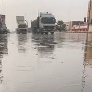 شاهد.. "سبق" ترصد أمطار "وادي الدواسر" وسط التزام بمنع التجول