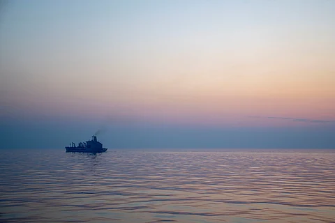 البحرية البريطانية: مسلحون يعتلون سطح سفينة في خليج عمان