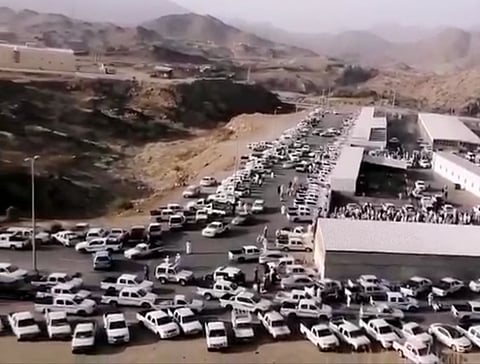 محافظ محايل يتوعد باتخاذ الإجراءات ضد مصوّر مقطع فيديو "سوق المواشي"