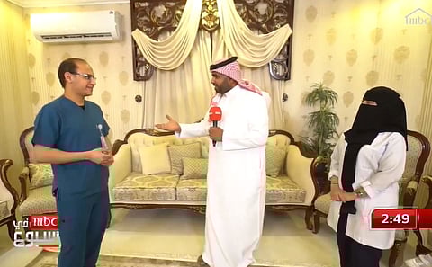 بالفيديو .. الطبيبان "هيلة وباسل" منعهما عملهما في مواجهة كورونا من تقبيل أطفالهم