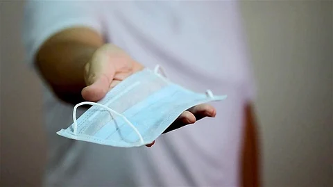 بعد 7 دراسات.. كاتب سعودي: القول الفصل في قضية الكمامة