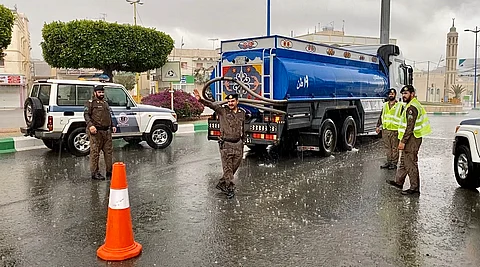 شاهد من سبت العلايا.. رجال أمن تحت المطر لتنفيذ قرار منع التجول