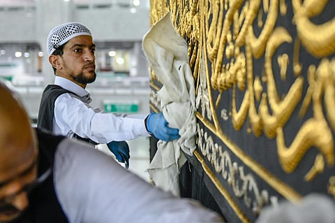 في شرف المكان والزمان.. شاهد أعمال تنظيف وتعقيم ثوب وسطح الكعبة