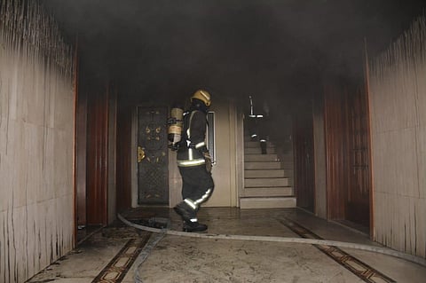 "مدني جدة" يخلي 30 شخصًا بعد اندلاع حريق بشقة داخل مبنى بحي الربوة