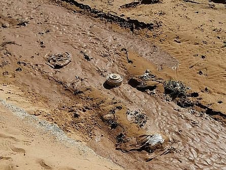 "مدني جازان" يبطل مفعول لغمَيْن أرضيَّيْن جرفتهما سيول منقولة من اليمن