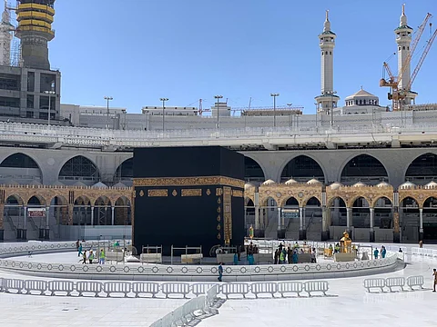 إزالة الحواجز الوقائية حول الكعبة المشرفة واستمرار عمليات التعقيم