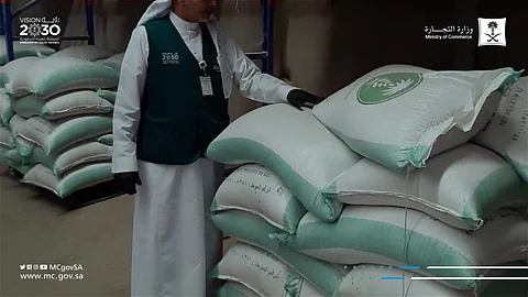 "التجارة" تضبط 32 طناً من البقوليات منتهية الصلاحية بمستودع في جدة