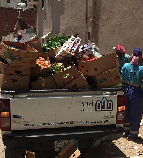 بعد مقطع تجمُّع العمالة.. "بلدية الشرفية" بجدة تصادر طنَي خضراوات وفواكه