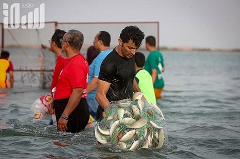 خرج "الحريد" ولم يجد من يصطاده .. توقفت العادة السنوية بفرسان بسبب كورونا