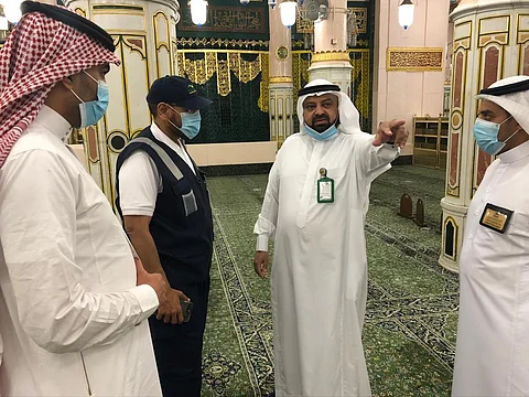 "الأيوبي" يقف ميدانيًّا على تدارس تنظيم صفوف المصلين والمرافقين للجنائز بالمسجد النبوي