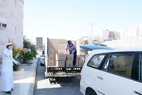 في ظل جائحة وباء كورونا.. ألف وجبة يومية تقدمها جمعية جوار بمكة