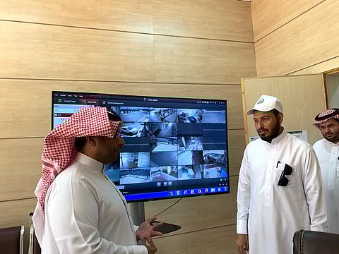 بالصور.. "بلدية بارق" تدشّن غرفة مراقبة المطاعم والمطابخ