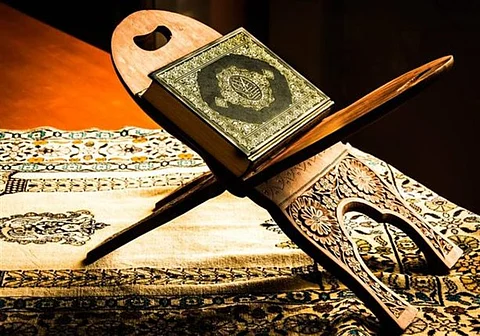 "وَلْيَضْرِبْنَ بِخُمُرِهِنَّ عَلَى جُيُوبِهِنَّ".. ما هي "الجيوب"؟
