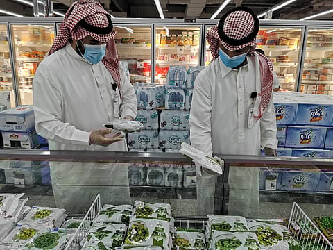 شاهد .. بلدية روضة سدير تواصل جولاتها الرقابية على المحال والمطاعم والأسواق والتموينات