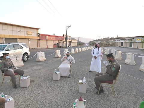 محايل عسير.. "العاصمي" يشارك رجال الأمن في بللسمر وبللحمر إفطارهم بالميدان