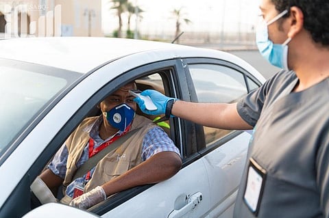 "صحة القريات" تجري كشفًا طبيًّا للعاملين في خدمة التوصيل المنزلي