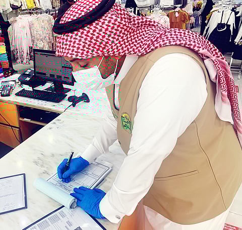 "بلدية القريات" تغلق مركزي تسوق لإدخالها أطفالاً دون 15 عامًا