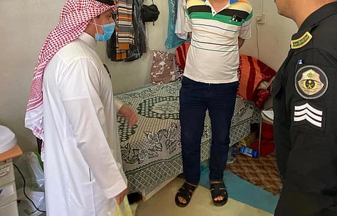 عسير.. بلاغ مواطن يقود إلى ضبط وافد حوّل منزله لصالون حلاقة