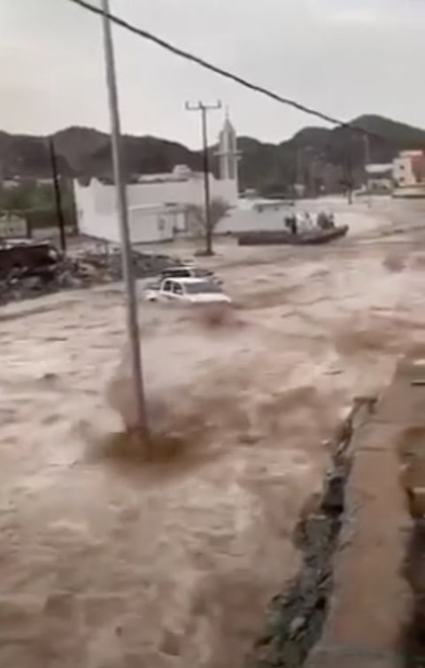 بالفيديو.. أمطار وسيول "واعر - بيشة" تجرف المركبات والمدني يستنفر