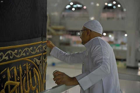 شاهد.. أعمال شد الحزام والصيانة لثوب الكعبة المشرفة وتثبيت أطرافه