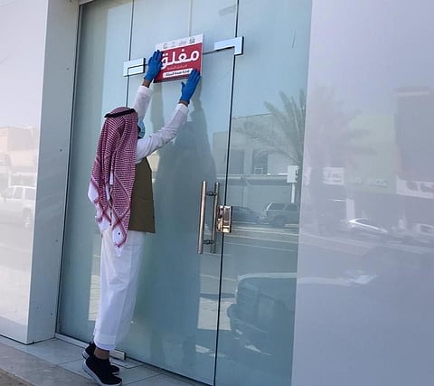 "بلدية القريات" تغلق صالون حلاقة خالف قرار كورونا بـ"الخفاء"