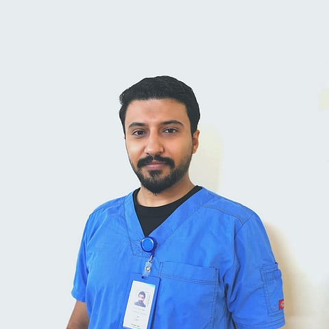 ممارس صحي لم تمنعه الأمطار من عبور وادٍ لإيصال دواء لمريض.. ومدير "الصحة" يشيد بجهوده