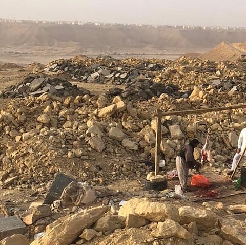 بعيدًا عن الرقابة.. عمالة غير نظامية تمارس الذبح العشوائي غرب الرياض