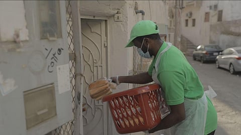 جمعية "إكرام" تنفذ مبادرة بتوزيع 40 ألف رغيف خبز يومياً في مكة