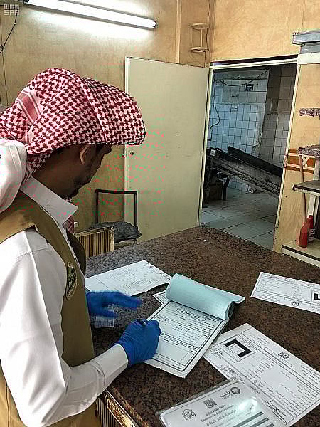 لمخالفات صحية وتدني النظافة .. إغلاق مستودع ومخبز آلي في القريات