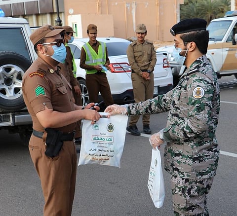 سجون نجران تشارك في مبادرة "نحن معكم" دعمًا لأبطال الميدان القائمين على مكافحة "كورونا"