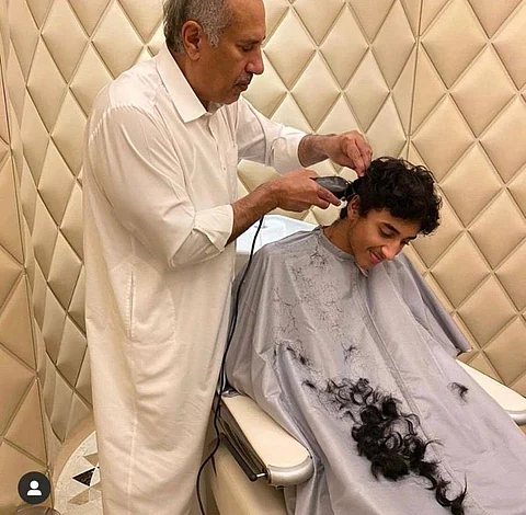 "بالأمس يبي يحكم واليوم صار حلاقاً".. هكذا طار شماغ "حمد بن جاسم" وبات سخرية!