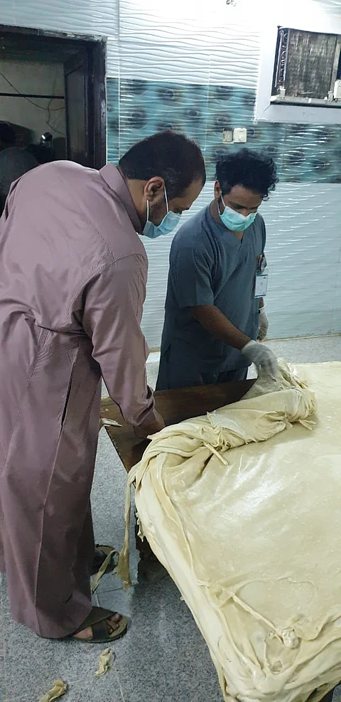 "بلدية ضمد" تصادر 800 كيلوجرام من رقائق السمبوسة التالفة