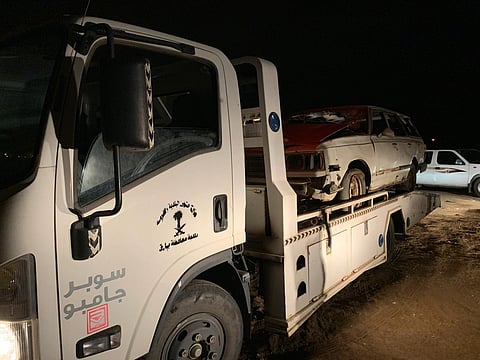 "بلدية بارق" ترفع 6 آلاف طن مخلفات بناء و30 سيارة تالفة