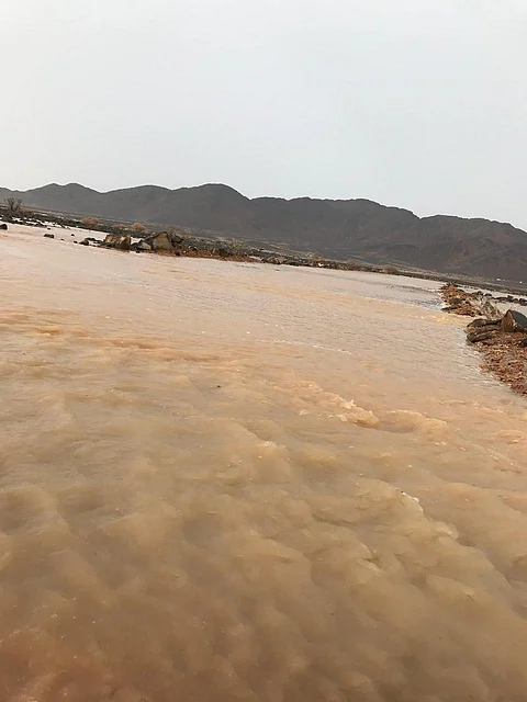 بالصور.. أمطار متفاوتة على مهد الذهب تسيل الأودية والشعاب