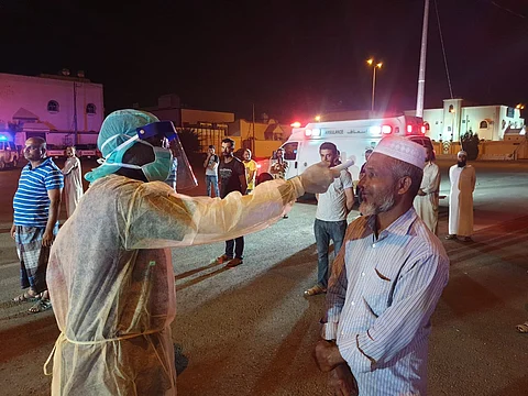 "محافظ يدمة" يتفقّد المراكز الأمنية ونقاط الفرز للفحص البصري بـالعزيزية