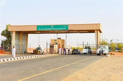 عبور 22 شاحنة منفذ الوديعة متوجهة لعدة محافظات في اليمن