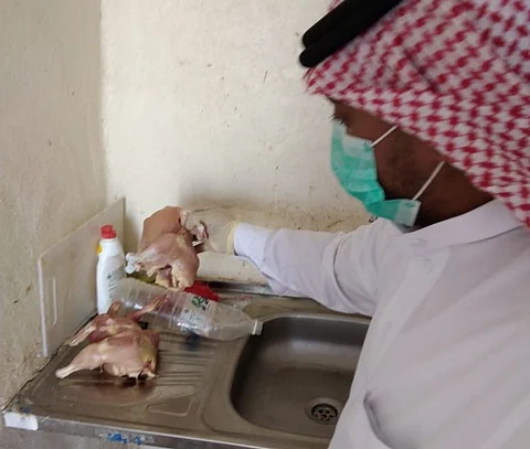 "بلدية القوز" تغلق مسلخ دواجن عشوائيًّا بـ"عنيكر القنفذة"