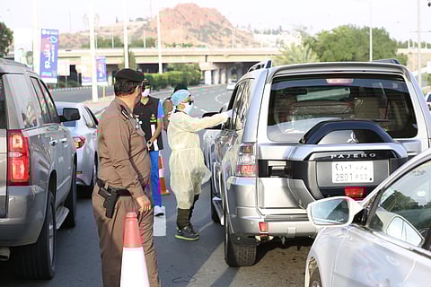 للتأكد من سلامة القادمين.. شاهد جهود أبطال الصحة من الميدان لأعمال الفرز البصرى