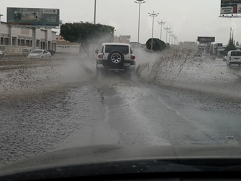 هطولات خفيفة تكشف مجدداً سوء تصريف مياه الأمطار بـ"خميس مشيط"