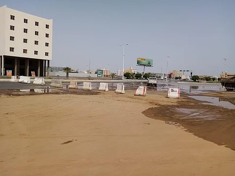 أمانة جازان: الحفريات في شارع "الستين" بسبب انكسار أحد الخطوط التابعة لخدمات المياه