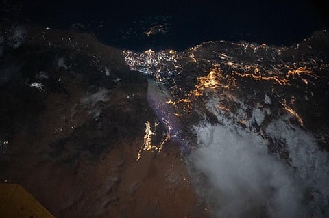 شاهد.. مناطق سعودية تتلألأ في ممر ليلي مداري بتوقيع "ناسا"