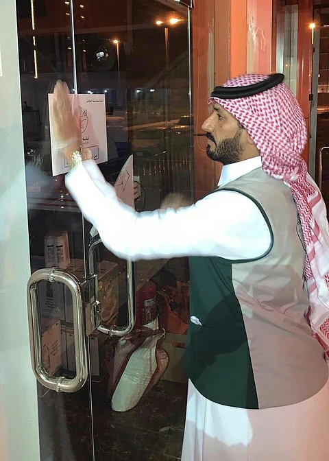 الطائف.. مداهمة مستودع مخالف لتخزين المواد الغذائية